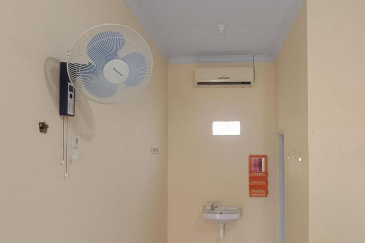 Kelapa Gading Homestay Syariah Redpartner Баньюванги Экстерьер фото