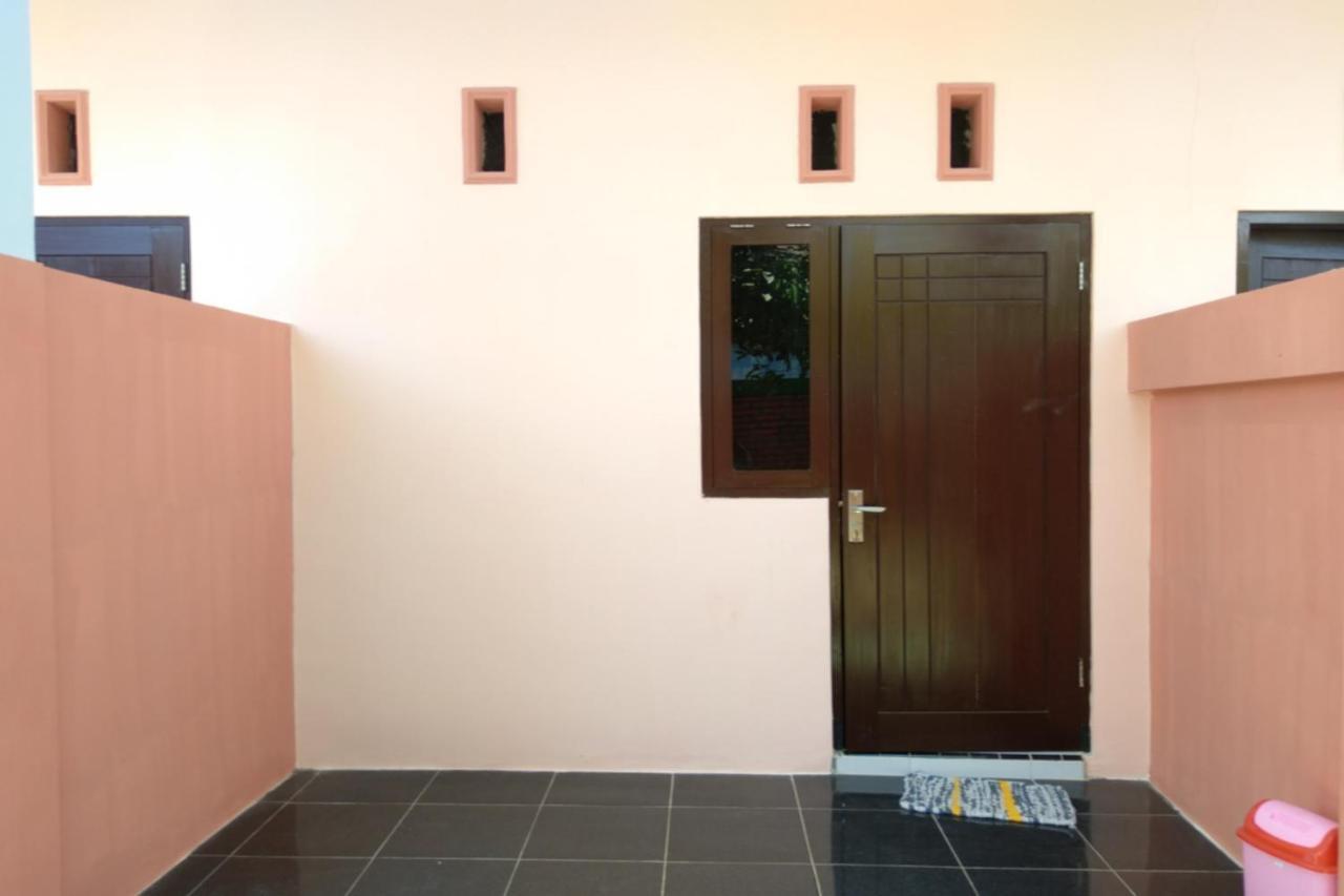 Kelapa Gading Homestay Syariah Redpartner Баньюванги Экстерьер фото